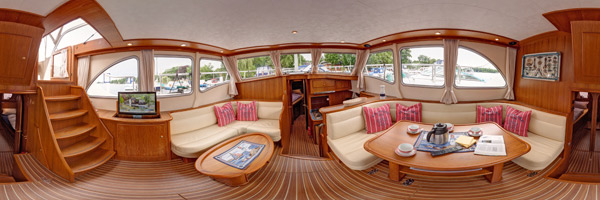 Panorama in der Yacht. Wohnraum